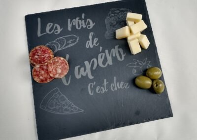 Ardoise apéro personnalisée gravée au laser par Grav’N Cut avec illustrations et texte.