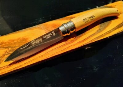 Couteau personnalisé gravé au laser par Grav’N Cut sur lame métallique.