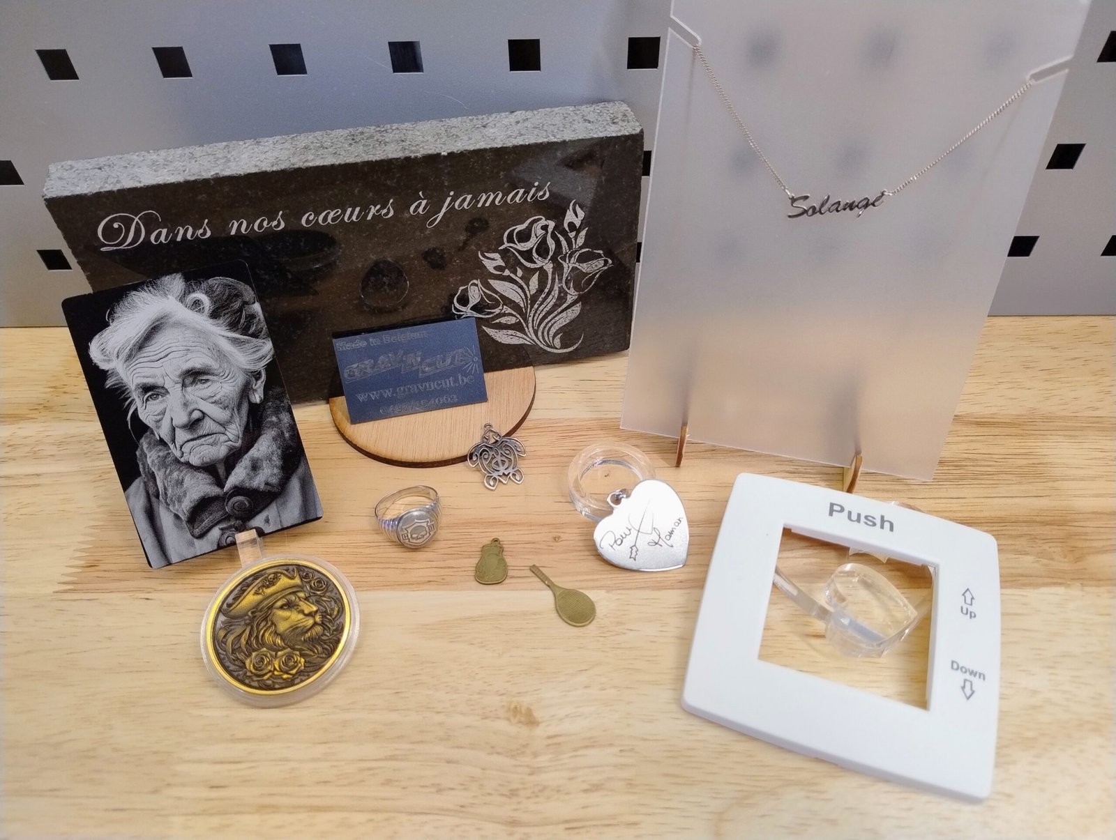 Gravure professionnelle sur supports variés Gravure professionnelle Grav’nCut sur bijoux, plaque souvenir, portrait, collier et petits supports personnalisés.
