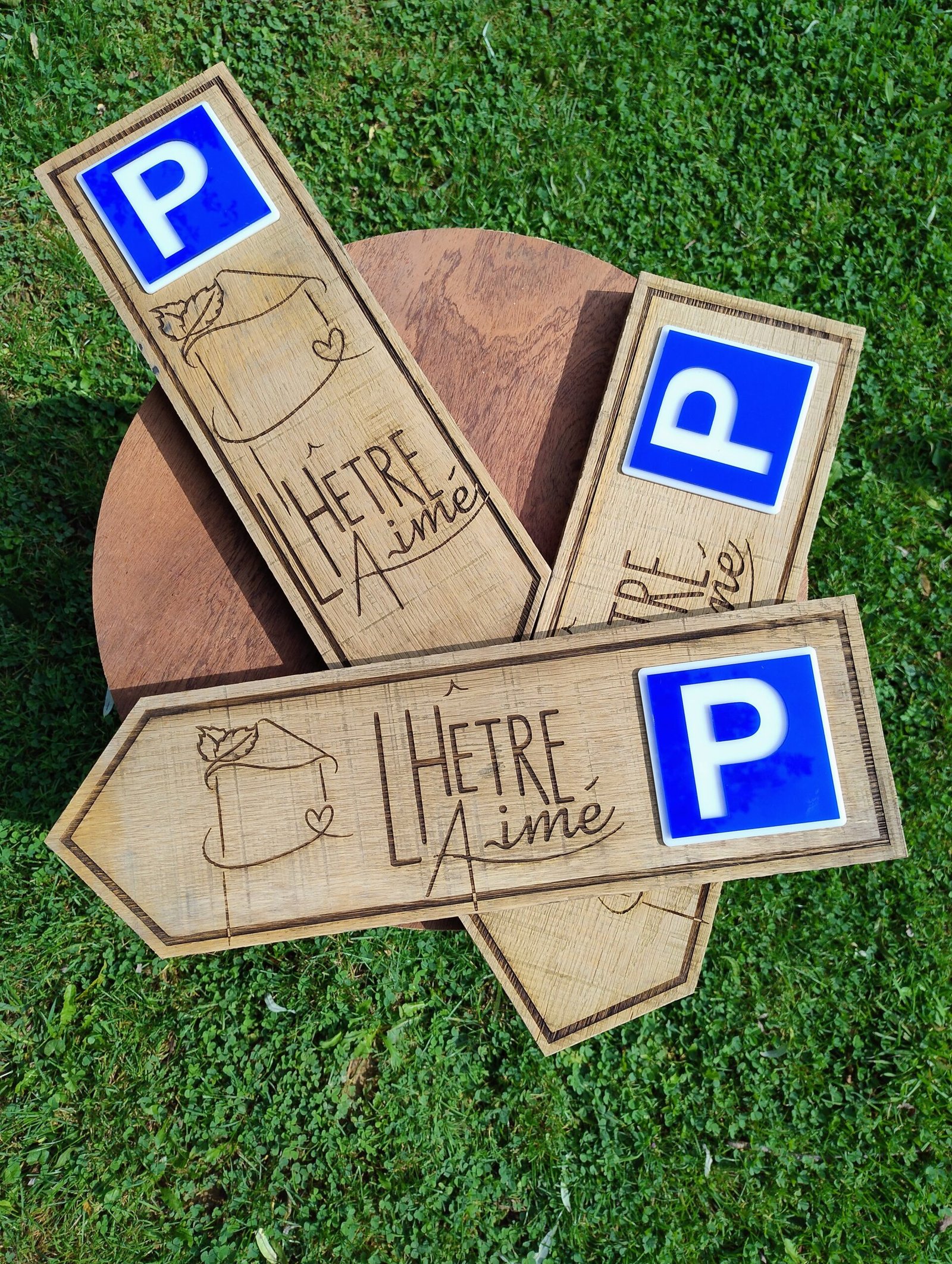 Plaques parking personnalisées en bois Plaques de parking personnalisées en bois gravées par Grav’N Cut pour une signalétique extérieure.