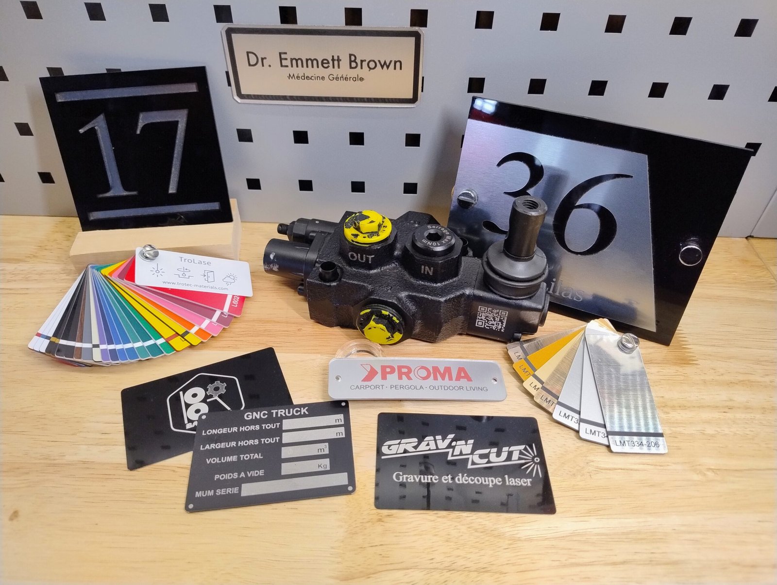 Signalétique et supports professionnels Grav’nCut Signalétique et supports professionnels Grav’nCut : plaques, numéros, QR code, nuanciers et éléments techniques gravés.